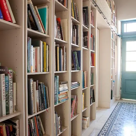 Проживание в семье Memeraki Artist Residency
